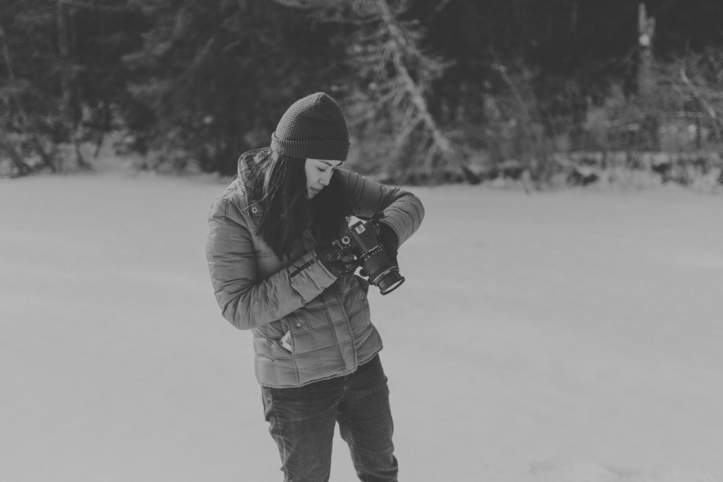Fotograf beobachtet eine belebte Fußgängerzone